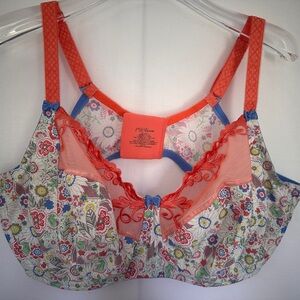 1St & Curve embroidered, size 44DD
Underwire support.Adjustable straps.